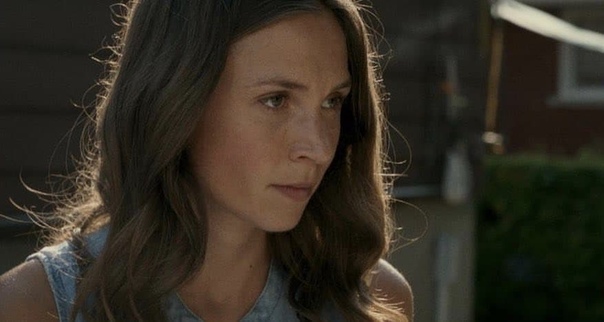 Like most women. женщина ругается. женщина показывает большой палец. эшли бенсон декольте. оземпик знаменитости.