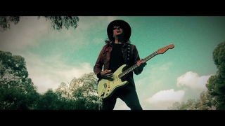 Gwyn Ashton - Lonely On The Run [Official Music Video]