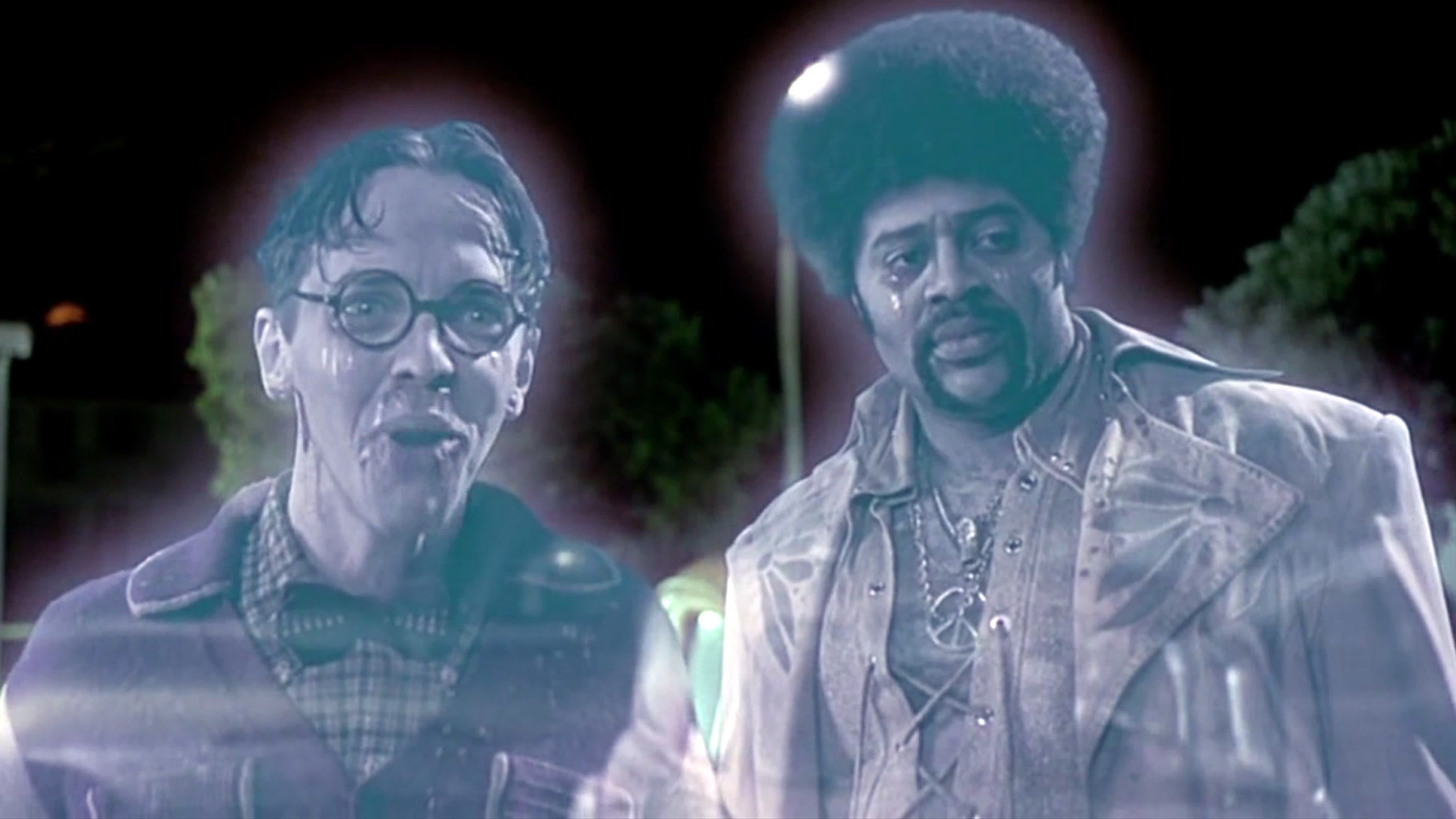 После взрыва стали видеть призраков. Кладбище ночью с призраками. Трое мужчин и младенец призрак. После взрыва стали видеть призраков. После взрыва стали видеть призраков.