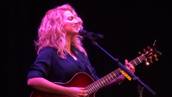 Tori Kelly Best Part ( Live in Los Angeles 12 13