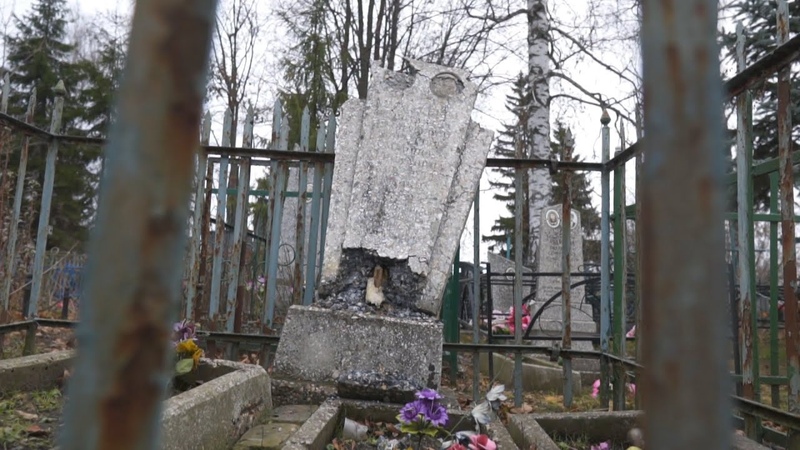 Хотели привлечь внимание : школьницы осквернили могилы в