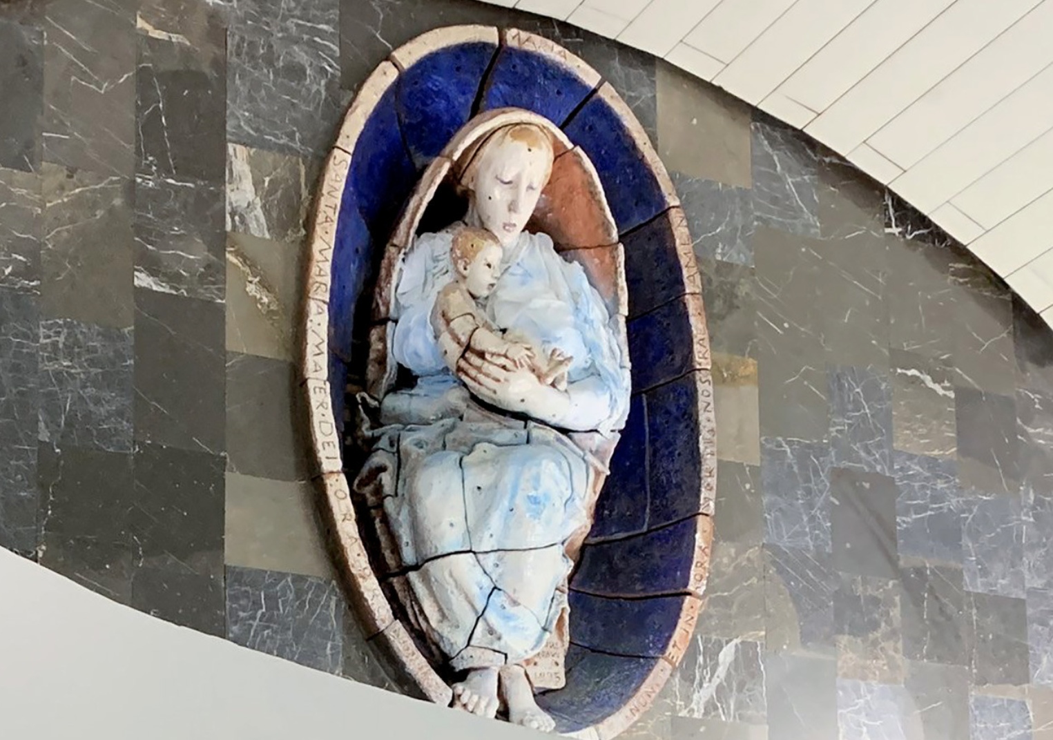 Столичная подземка - это огромный музей, где среди прочих шедевров есть и замечательные произведения пластического искусства.