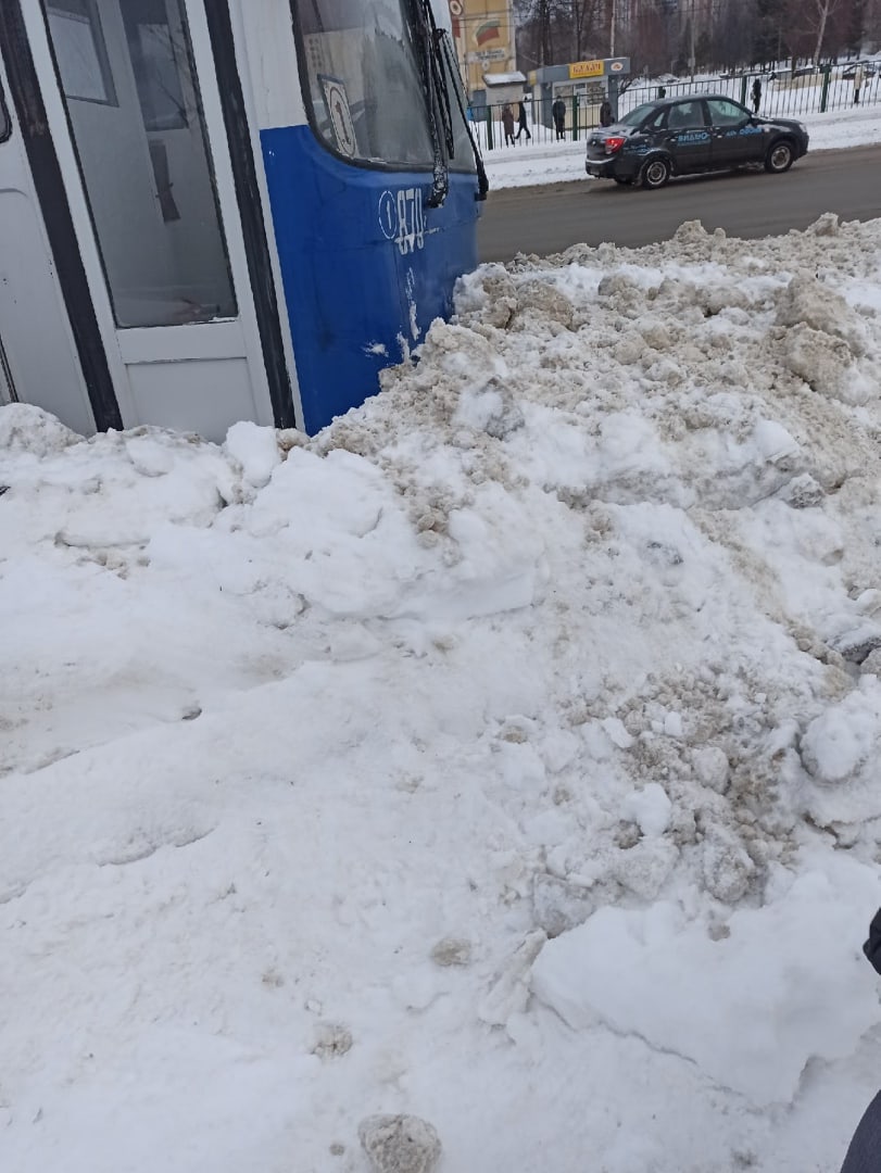 В Чебоксарах троллейбус влетел в сугроб Это картинка