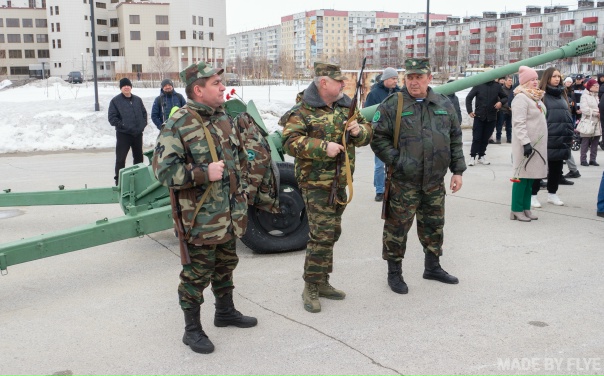 Возложение цветов к подножию памятника-мемориала...
