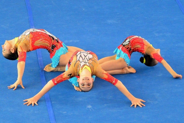 гимнастические трюки. покажи акробатов. спортивная гимнастика акробатика. цирк дю солей америка плотников александр акробат. акробатические фигуры.